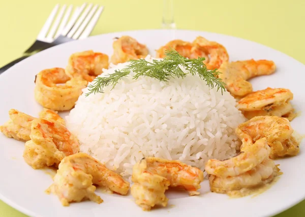 Teller mit Reis und Garnelen — Stockfoto