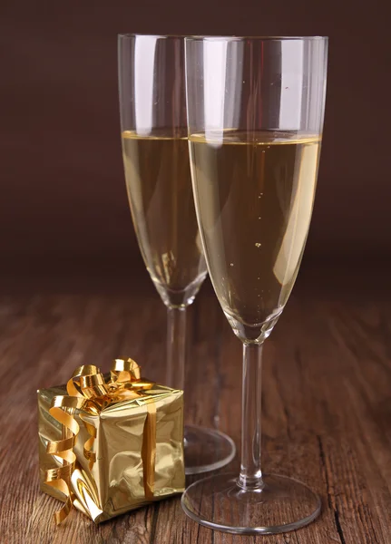 Šampaňské a dárek — Stock fotografie