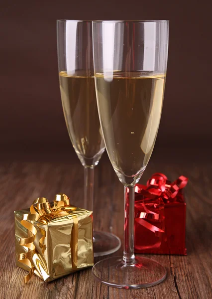 Champagne and gift box — Stock Photo, Image