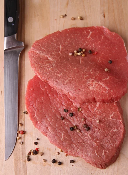 Сырое мясо и перец — стоковое фото