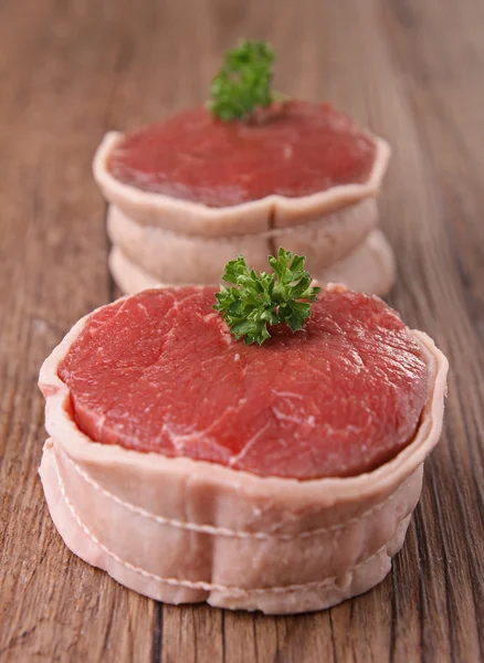 Сырое мясо и петрушка — стоковое фото