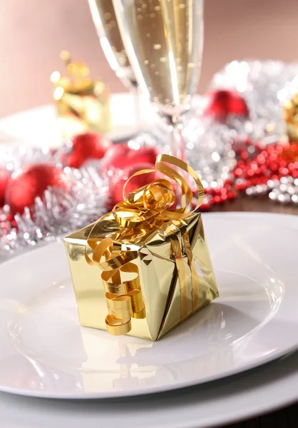 Christmas tableware with gift — Stock Photo, Image