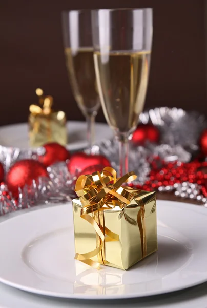 Christmas tableware with gift — Stock Photo, Image