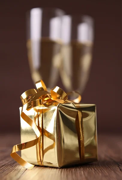 Studio shot,golden gift box — Stock Photo, Image