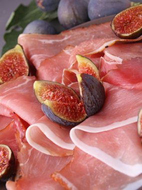 Prosciutto jambonu ve incir