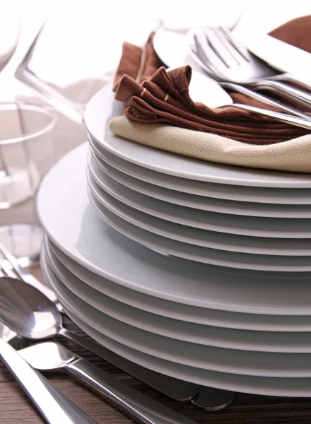 Halom tányérok és evőeszközök — Stock Fotó