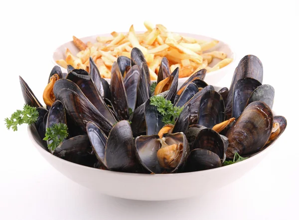 Isolated mussels and chips on white — Stock Photo, Image