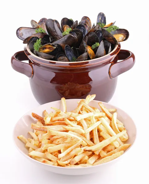 Isolated mussels and chips on white background — Stock Photo, Image