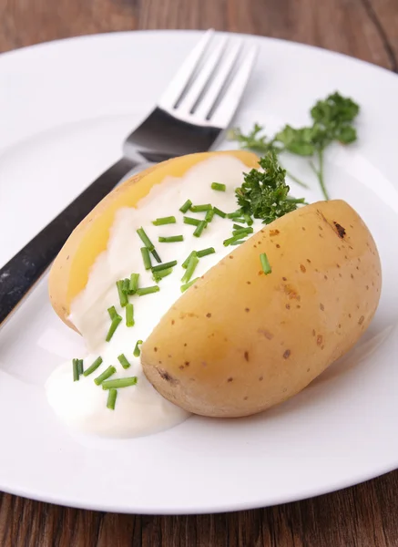Bakad potatis och grädde — Stockfoto