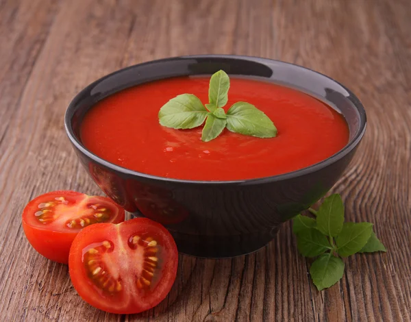 Tomatsoppa och basilika — Stockfoto