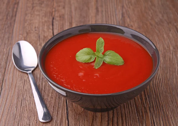 Domates çorbası ve fesleğen — Stok fotoğraf