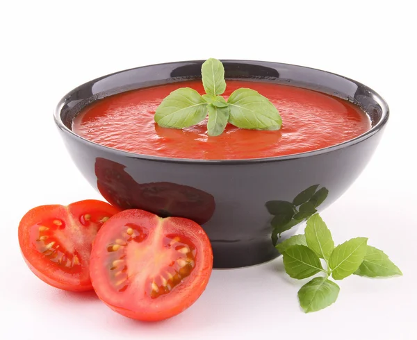 Sopa de tomate isolada e manjericão — Fotografia de Stock