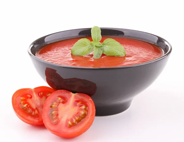 Ізольований томатний суп та базилік — стокове фото