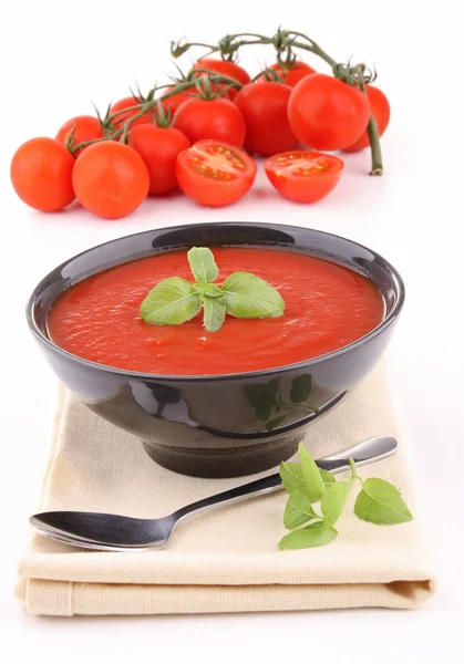 Tomatensuppe und Basilikum — Stockfoto