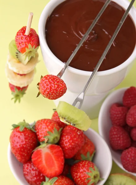 チョコレート ・ フォンデュや果物 — ストック写真