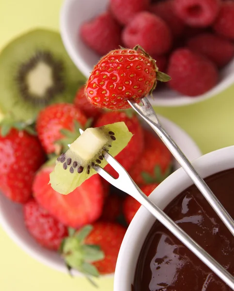 초콜릿 퐁듀와 과일 — 스톡 사진