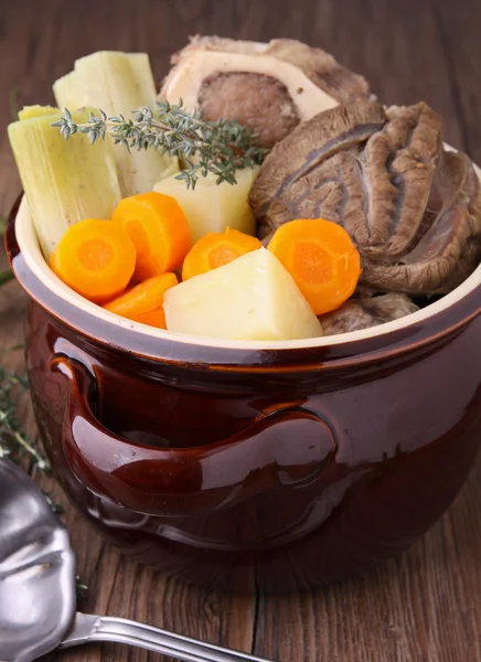 Kookpot met stoofpot van rundvlees — Stockfoto