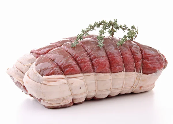 Çiğ biftek üzerine beyaz izole — Stok fotoğraf