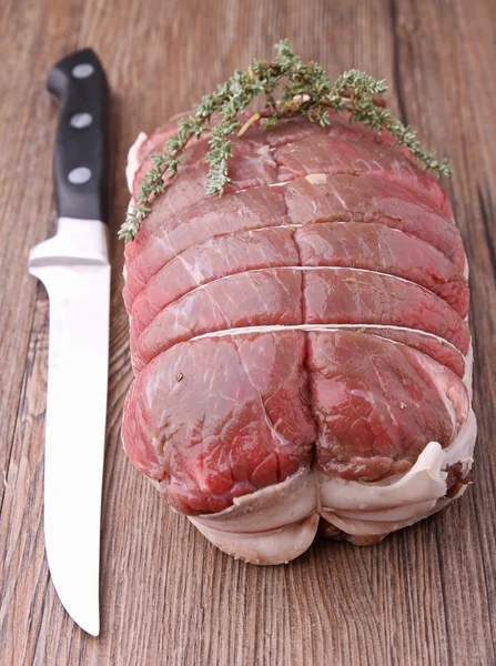 Carne assada crua com faca — Fotografia de Stock