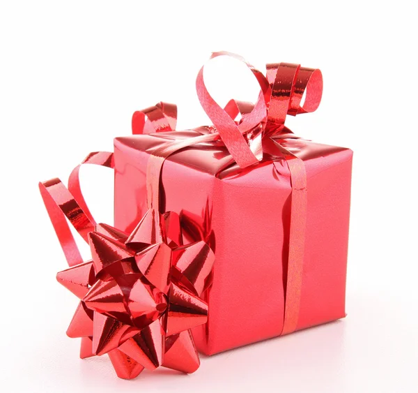 İzole edilmiş kırmızı hediye kutusu — Stok fotoğraf