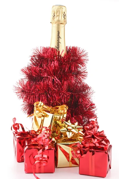 Confezione regalo isolata e champagne — Foto Stock