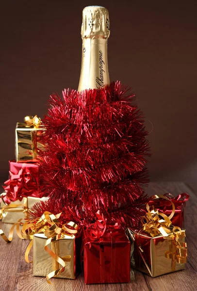 Champagner und Geschenkbox — Stockfoto