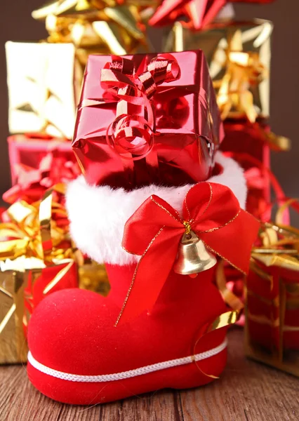 Weihnachtsstiefel und Geschenk — Stockfoto