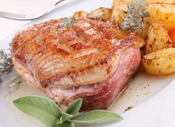 Gastronomische gegrilde eendenborst en aardappel — Stockfoto