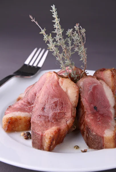 Ужин, жареное мясо утки — стоковое фото