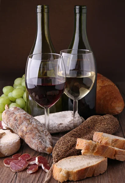 Vino, salchichas y pan —  Fotos de Stock
