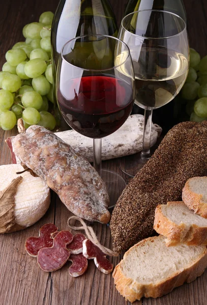 Wein, Wurst und Brot — Stockfoto