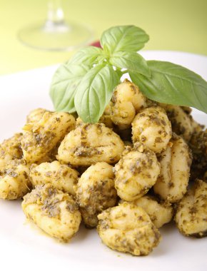 gnocchi ve pesto sos