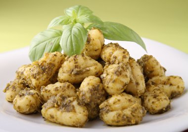 gnocchi ve pesto sos