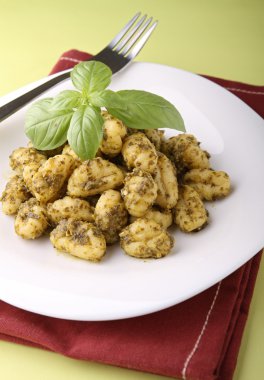 gnocchi ve pesto sos