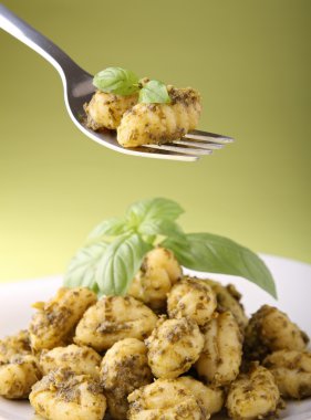 gnocchi ve pesto sos