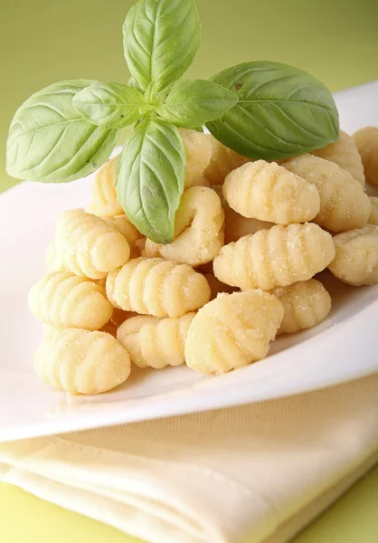 Gnocchi en basilicum — Stockfoto