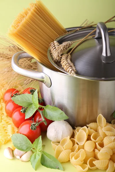 Kokkärl med spaghetti — Stockfoto