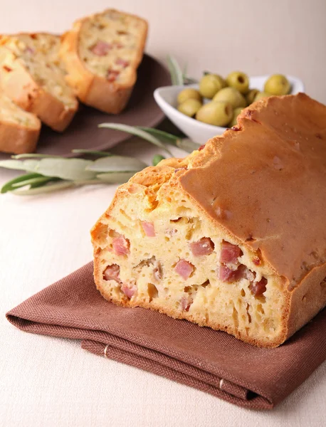 Tårta med skinka och Oliver — Stockfoto