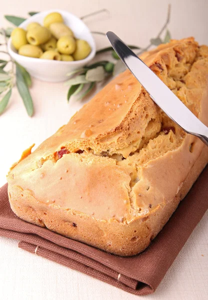 Ciasto z szynkę i oliwy z oliwek — Zdjęcie stockowe
