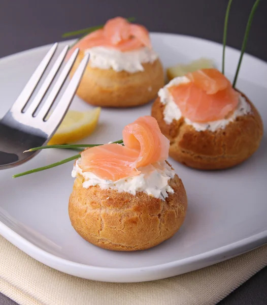Choux with cream and salmon — Stockfoto