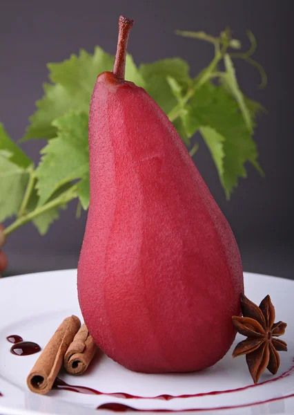Kırmızı şarap ile haşlanmış armut — Stok fotoğraf