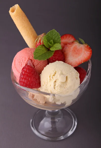 冰淇淋和水果 — 图库照片