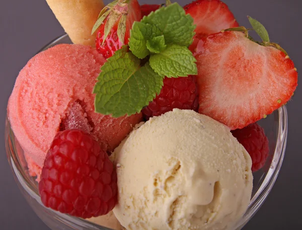 アイスクリームとフルーツ — ストック写真