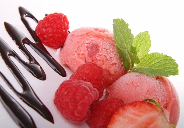 草莓冰激凌 — 图库照片