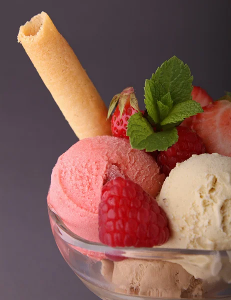 Dondurma ve meyve — Stok fotoğraf