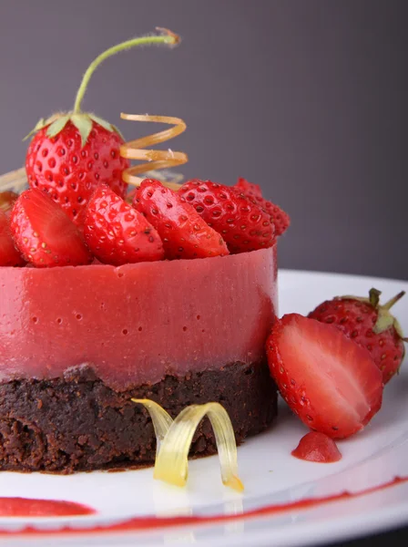 巧克力和草莓糕点 — 图库照片
