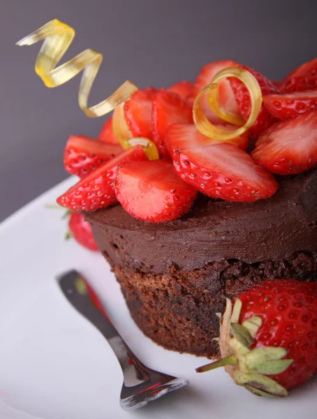 Čokoládový dort a jahoda — Stock fotografie