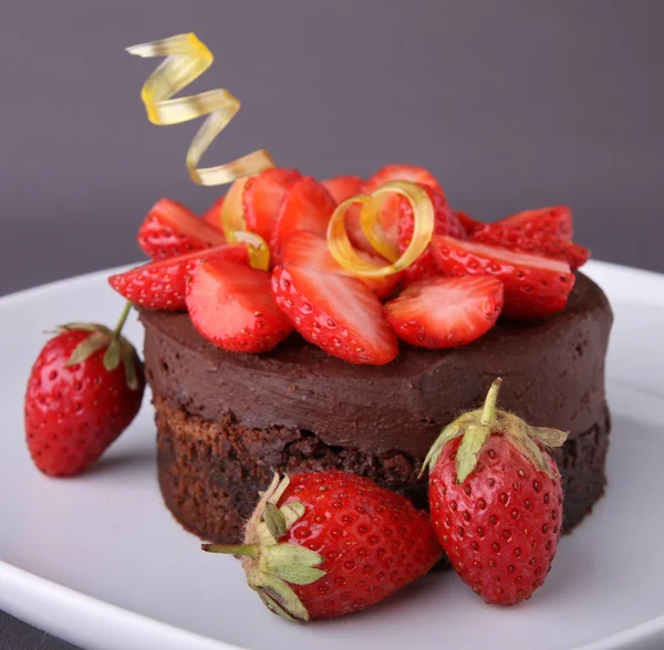 巧克力蛋糕、 草莓 — 图库照片
