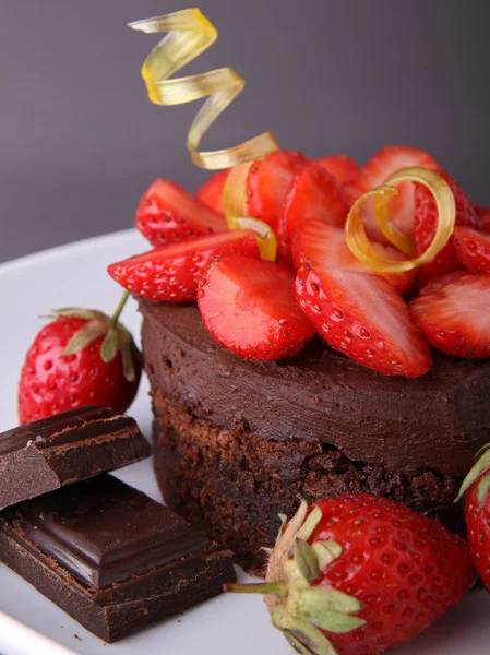 Čokoládový dort a jahoda — Stock fotografie
