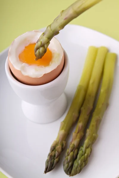 Egg and asparagus — Stock Photo, Image